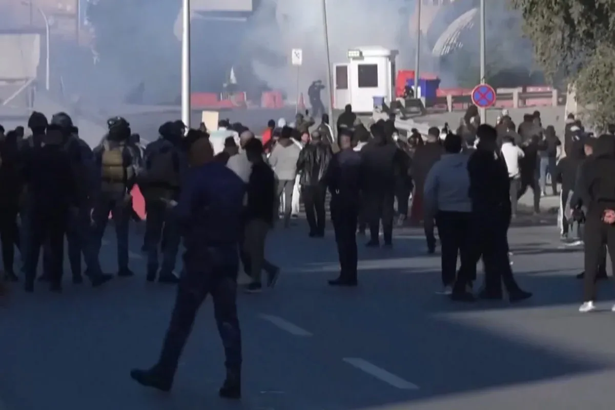 İran vətəndaşları ABŞ-nin İraqdakı səfirliyinə hücum ediblər