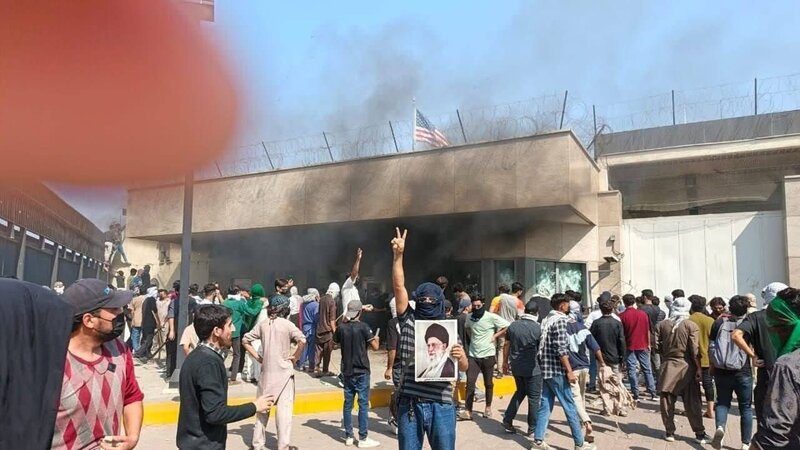 Pakistanda etirazçılar ABŞ konsulluğuna hücum edib, ölənlər var 