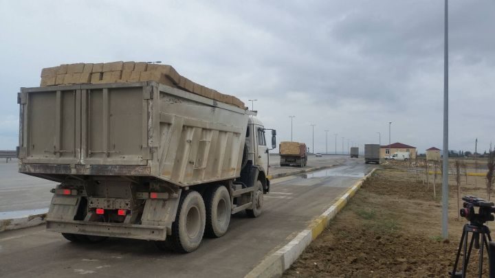 Açıq yüklər yollarda təhlükə yaradır-yük maşınlarının yaratdığı risklər
