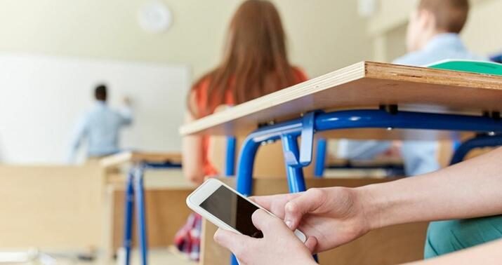 Sentyabrın 1-dən Polşa məktəblərində mobil telefonlardan istifadə qadağan ediləcək