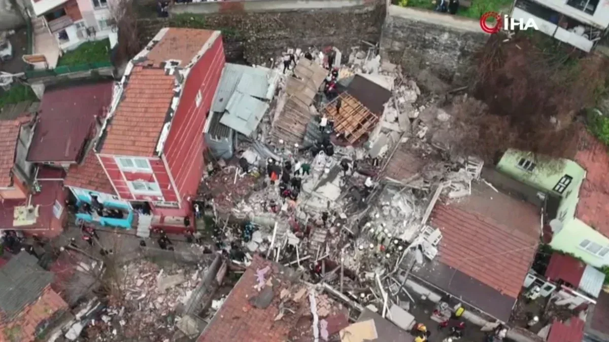 İstanbulda bina çöküb
