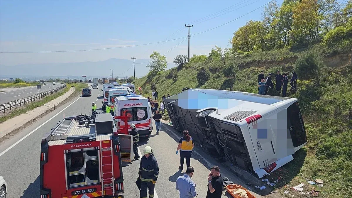 Türkiyədə fəhlələri daşıyan mikroavtobus aşıb, ölən və xəsarət alanlar var
