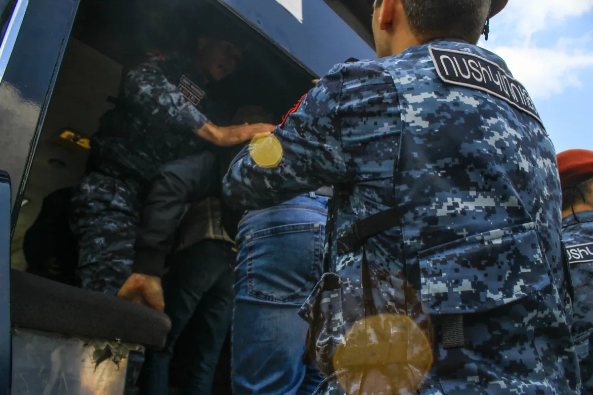 Ermənistanda Paşinyanı vurmağa cəhd hadisəsi ilə bağlı üç şübhəli saxlanılıb