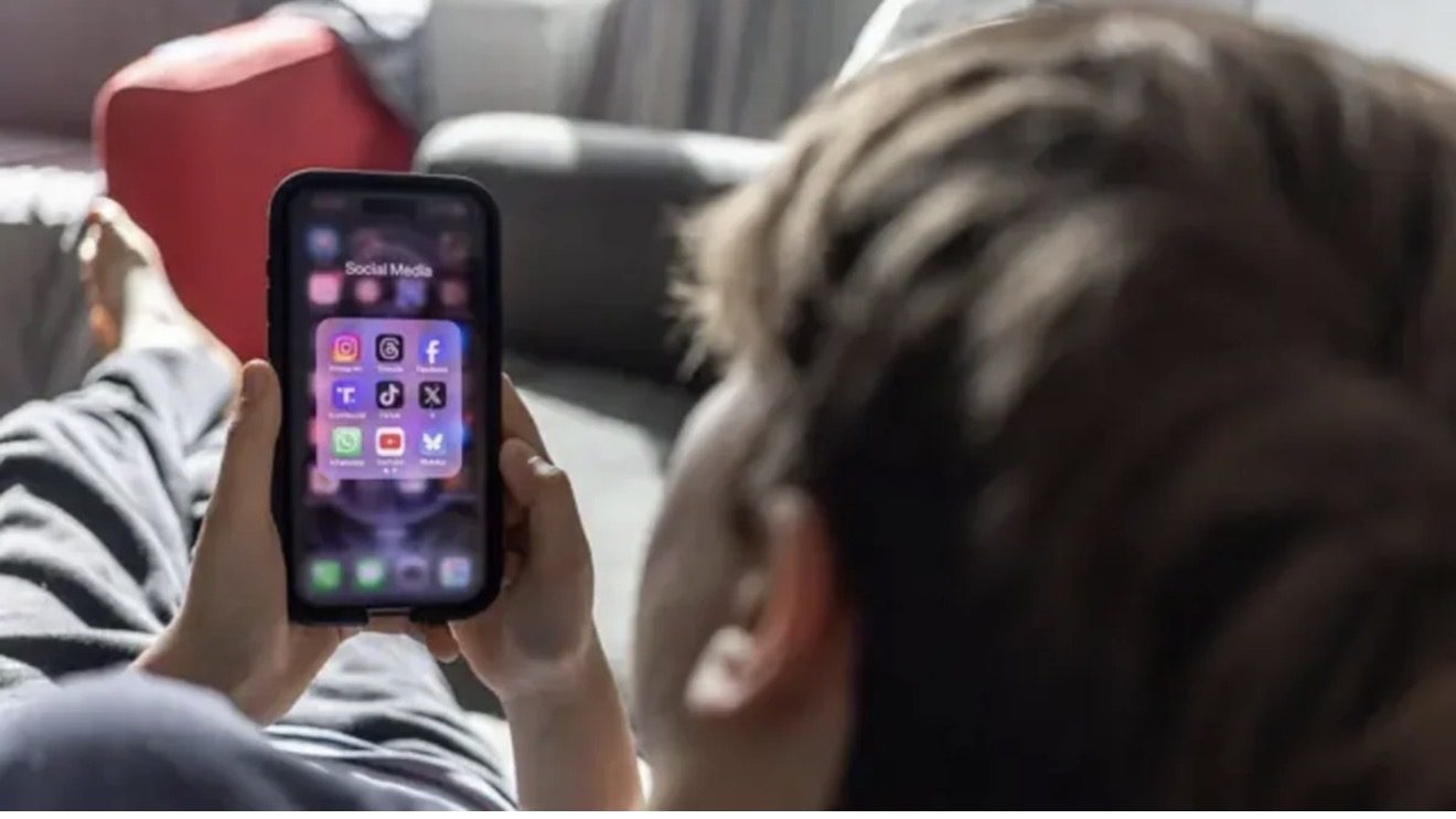 Yunanıstan yaşı 15-dən az olanların sosial mediadan istifadəsini qadağan edir