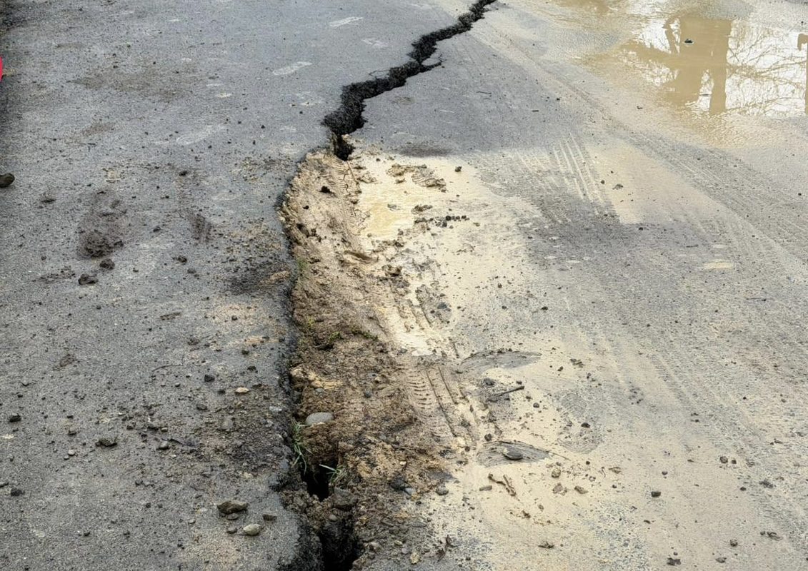 Çökən yollar, zədələnən avtomobillər: məsuliyyət kimdədir?