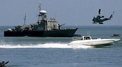 Hörmüzü keçməyə çalışan iki ticarət gəmisi atəşə tutulub