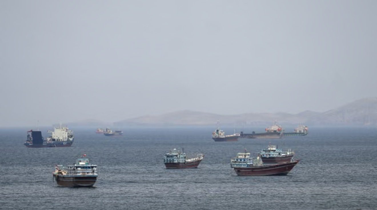 Yaxın Şərq böhranı: İran Hörmüz boğazında iki gəmi ələ keçirib