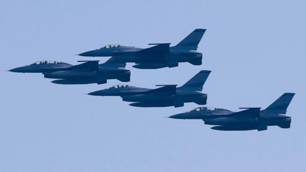 Qırıcı təyyarələr pilotlar şəkil çəkərkən toqquşub