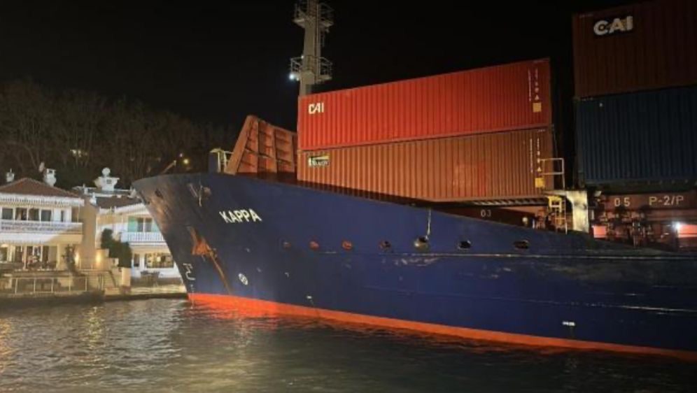 Bosfor boğazında gəmi sahilə çırpılıb