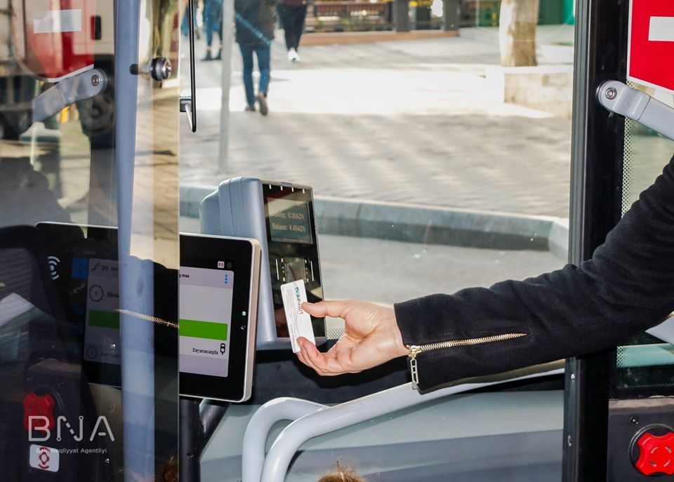 Azərbaycanda xarici bank kartı ilə ictimai nəqliyyatda ödəniş mümkün olub