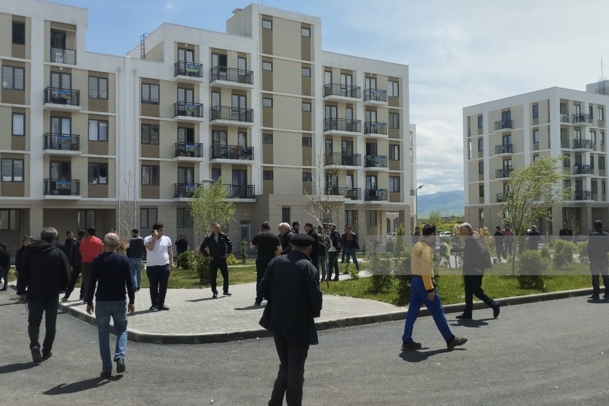 Növbəti köç karvanı Ağdam şəhərinə çatıb, açarlar təqdim olunub- YENİLƏNİB
