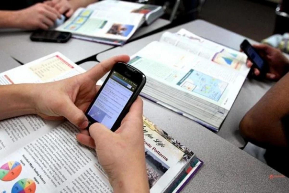 Elm və Təhsil Nazirliyindən məktəblərdə mobil cihazlarla bağlı yeni qərar
