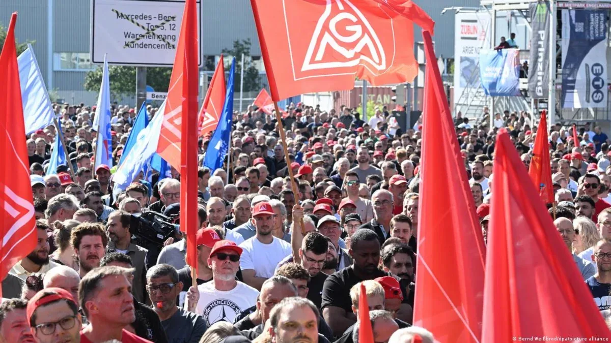 Almaniyada "Mercedes-Benz"in işçiləri etiraz aksiyalarına çıxıblar