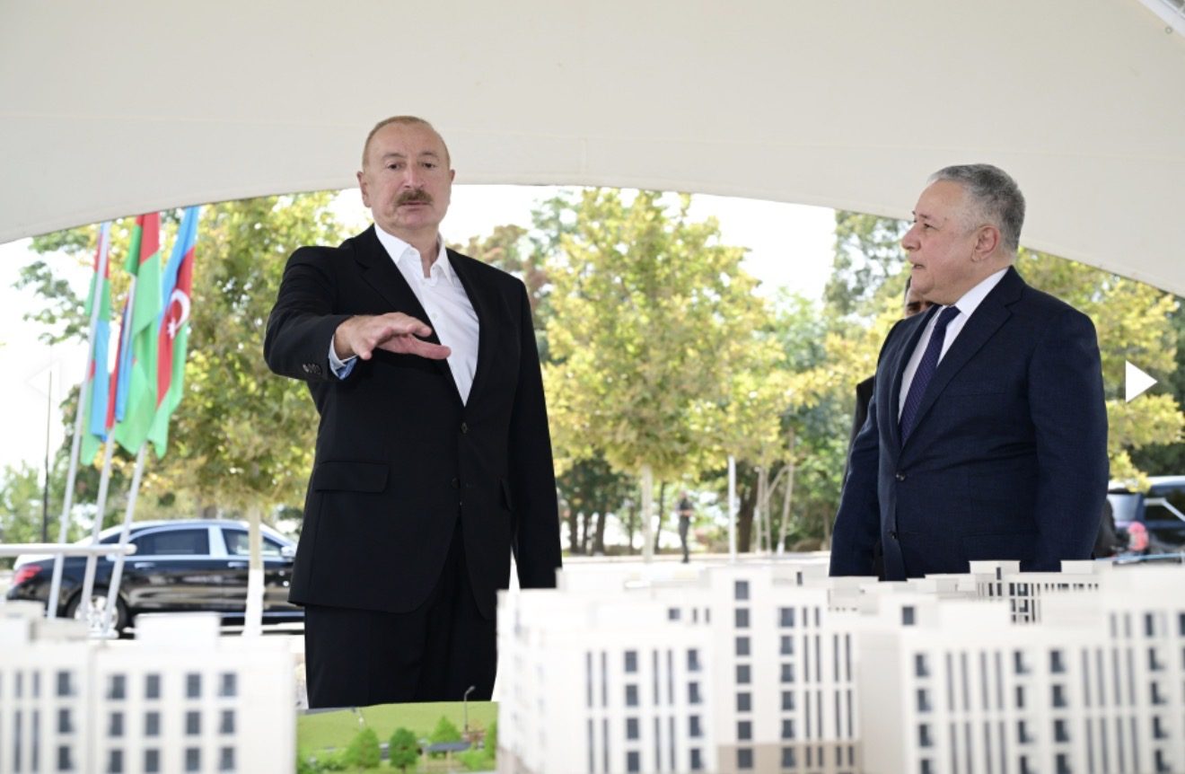 Prezident İlham Əliyev Naxçıvan şəhərində sosial evlər kompleksinin təməlini qoyub